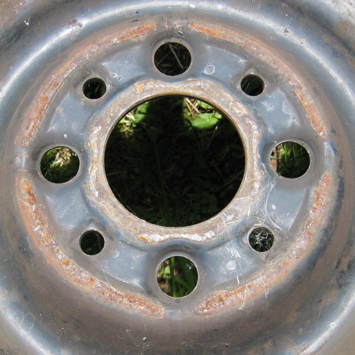 Saab disc steel wheel pressure areas.jpg (140499 bytes)