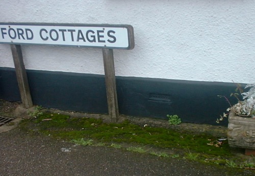 ford cottages roadway gully.JPG (61931 bytes)